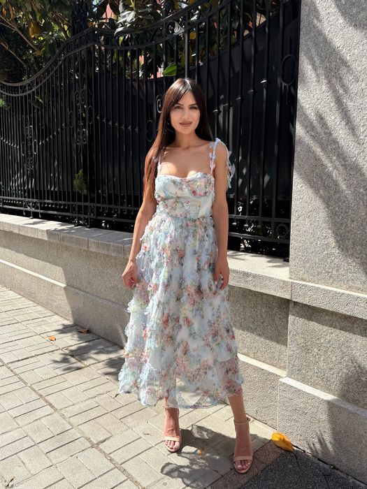 Уникална рокля с презрамки дантела тюл