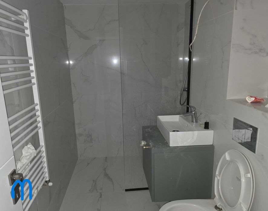 Apartament cu doua camere nemobilat in bloc nou central / Smeurei - parter inalt, doar pentru birouri