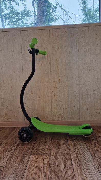 Самокат трёхколёсный