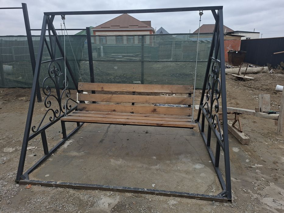 Качеля жаңа, боялған