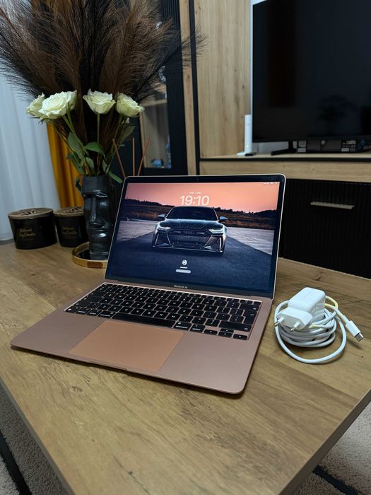 MacBook Air 13” 2020  Gold Apple M1 / 256GB SSD -365 cicluri încărcare-