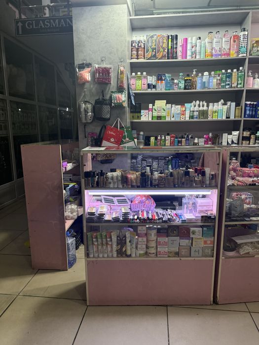 Продам витрины и манекены