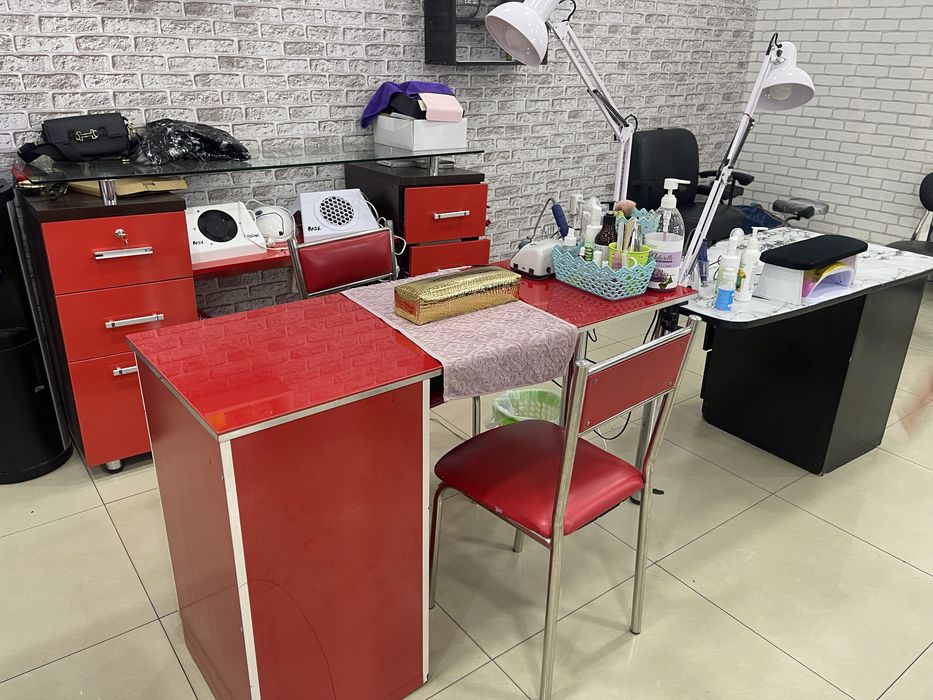 Продается комплект стол стулья и тумба акрыл