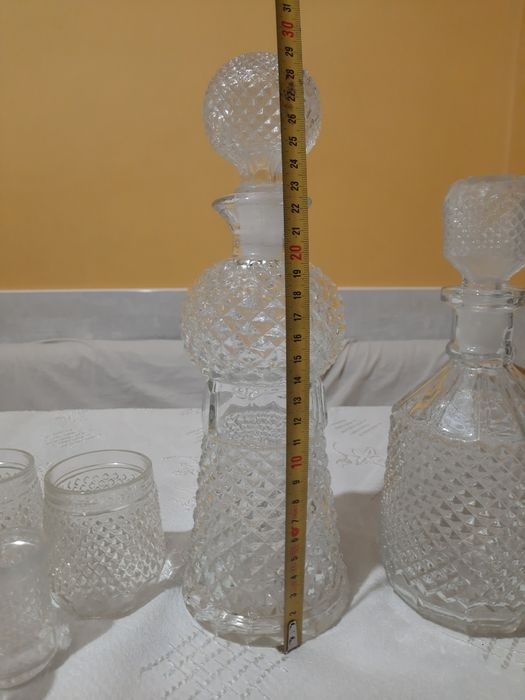 Гарафа с чашки към нея