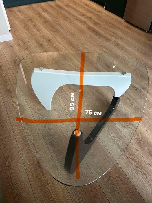 Стъклена холна маса