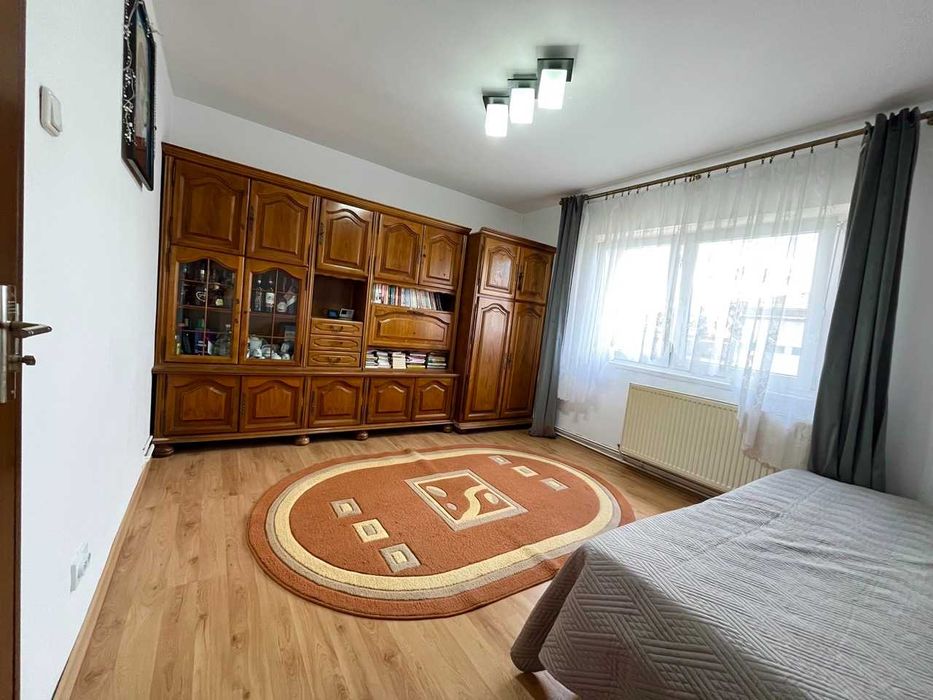 Proprietar. Vând apartament 2 camere decomandat în Dej, zona străzii Ștefan cel Mare.
