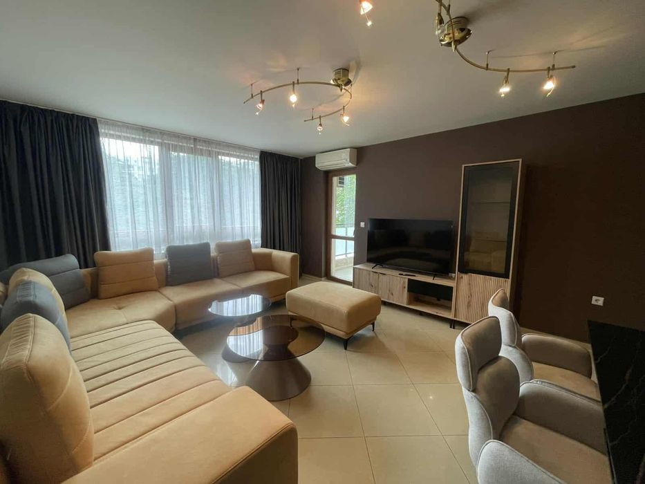 Тристаен апартамент в района на Център!