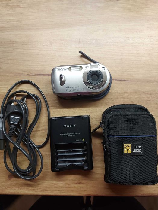 Фотоапарат Sony със зарядно