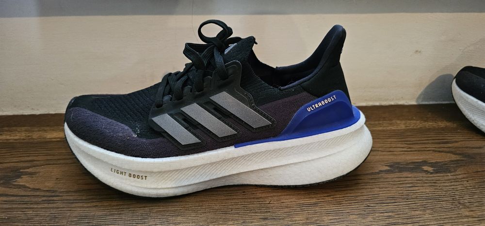 Vand o pereche de Adidas Ultraboost marimea 37/23cm
