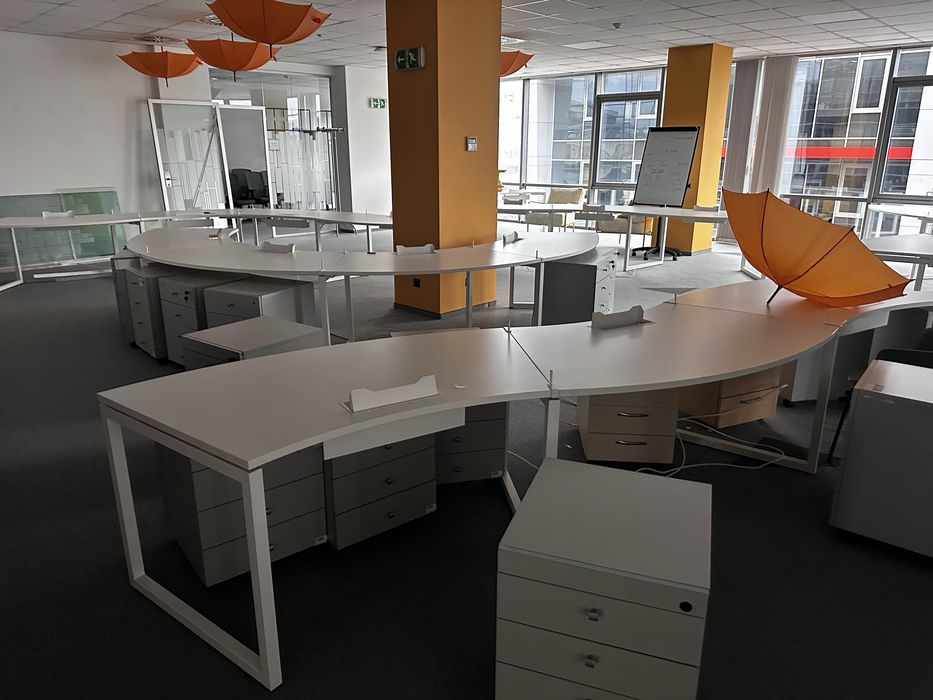 Модулни офис бюра ORT с прегради – конфигурации до 6 работни места