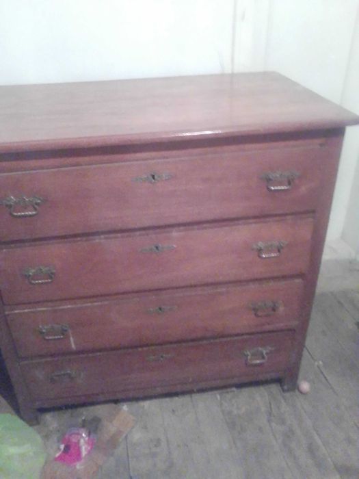 Продавам античен скрин със чекмеджета на ниска цена