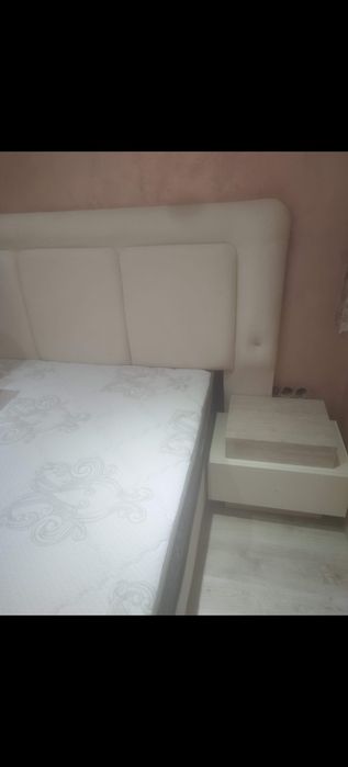 Тапицирана спалня +2нощни шкафчета +матрак