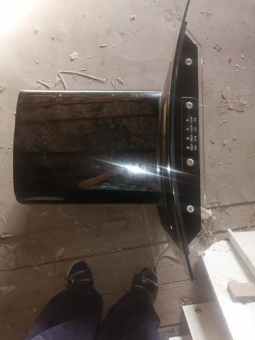 Вытяжка чёрная...