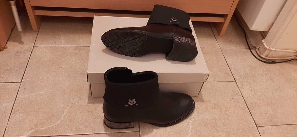 нови  черни боти