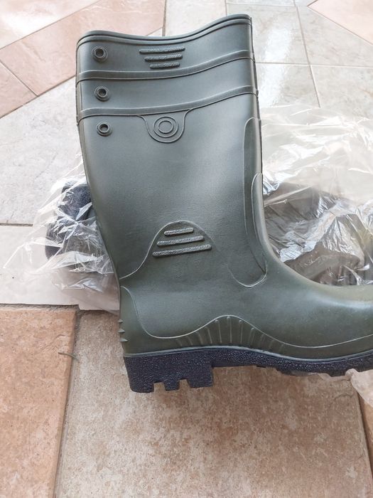 Гумени нови ботуши