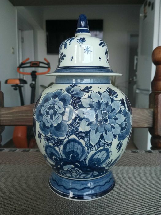 Стилна и красива урна.