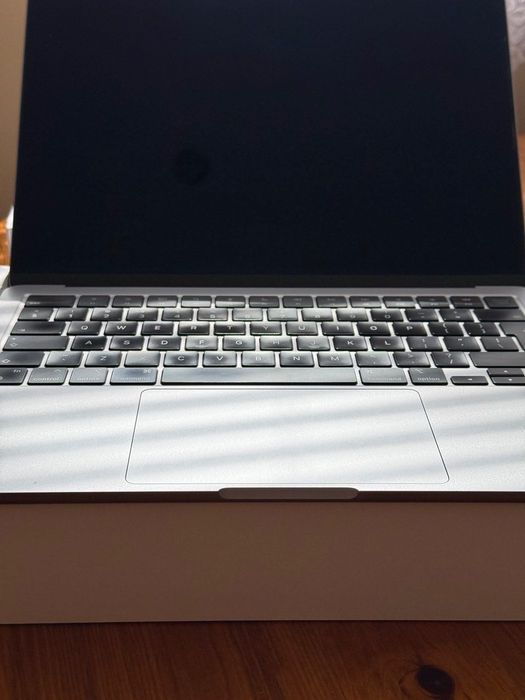 Перфектен MacBook Air 13 M2 / 8GB RAM / 256GB SSD / Space Gray