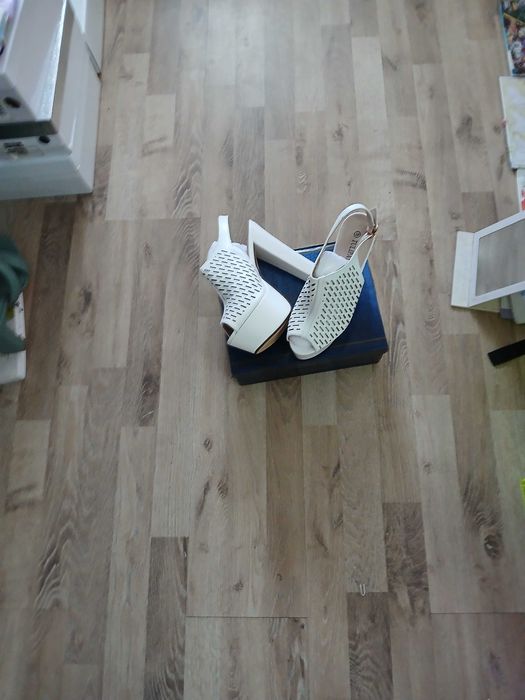 Sandale albe cu toc de 15cm