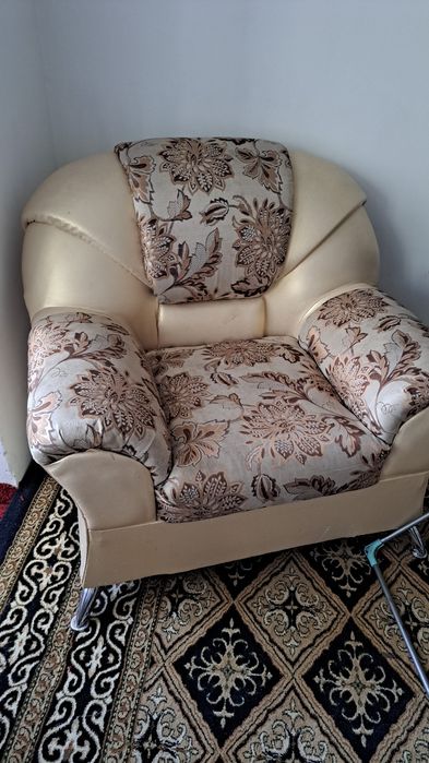 Диван и два кресла б/у