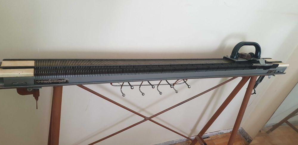 Продам вязальную машинку