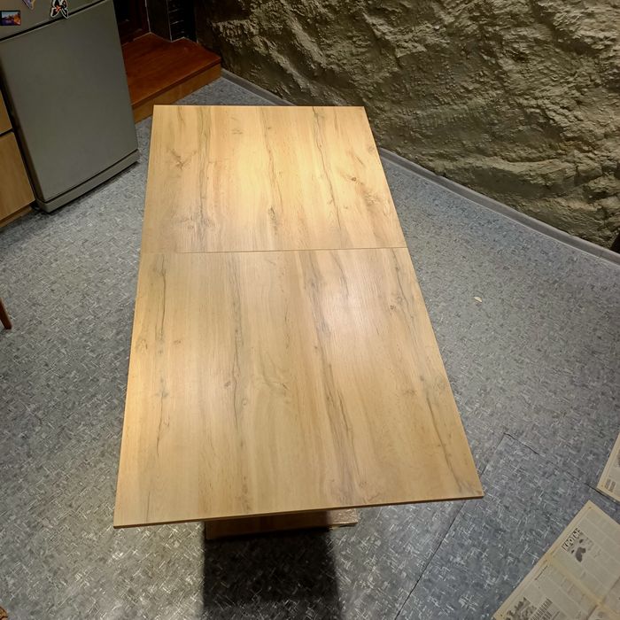 Продается стол новый