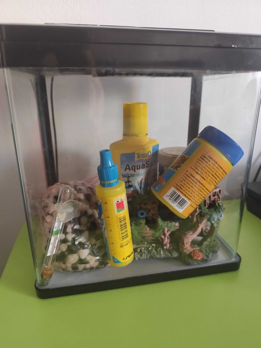 Vând acvariu+accesorii. Predare Craiova