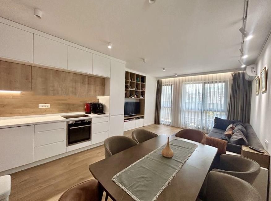 Дава се под наем Тристаен апартамент в София, Хладилника - 124 кв.м за 1300 € - Снимка #1