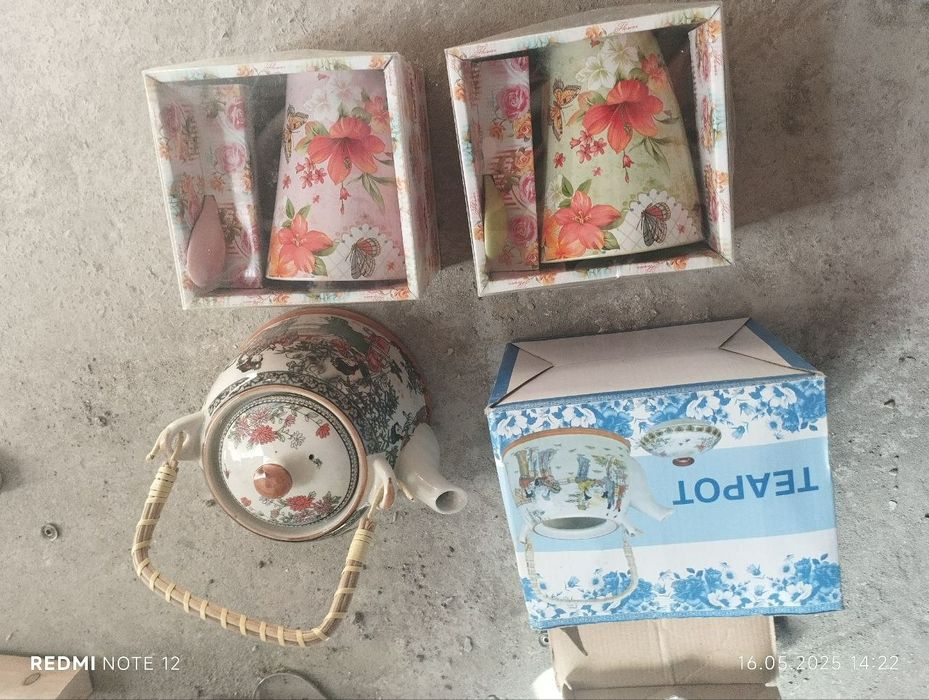 Продаём кофейные блюдца,чашки  чайник, сахарница