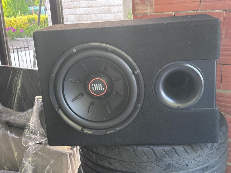 Бас каса JBL със усилвател