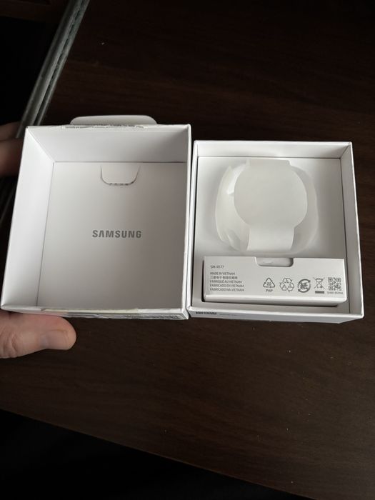 Cutie Goala Samsung Galaxy Buds 2 fara casti!