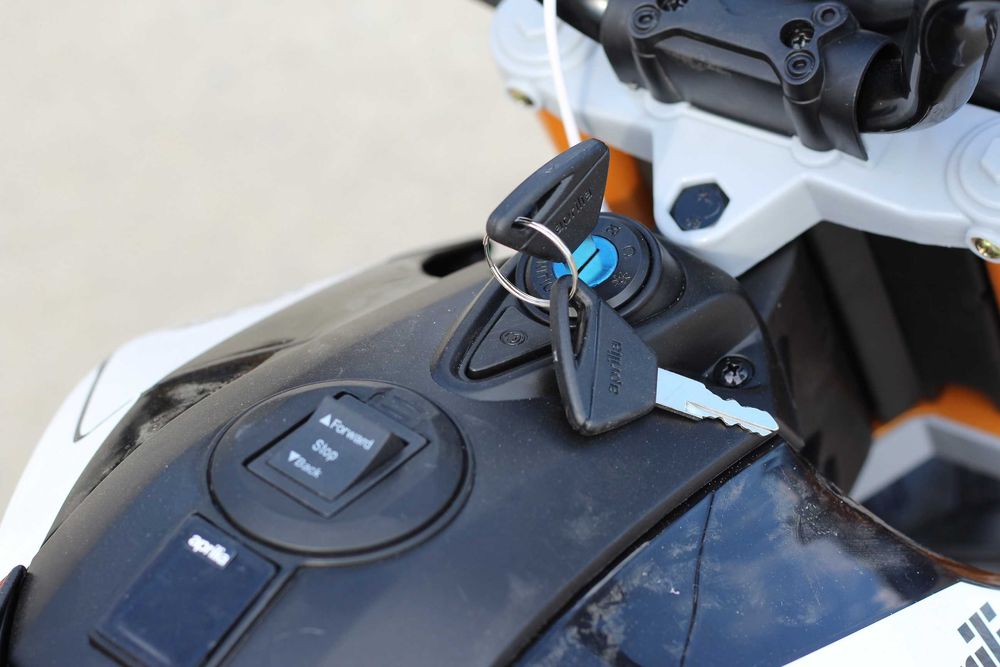 Motocicleta electrica APRILIA DORSODURO 900 cu scaun tapitat