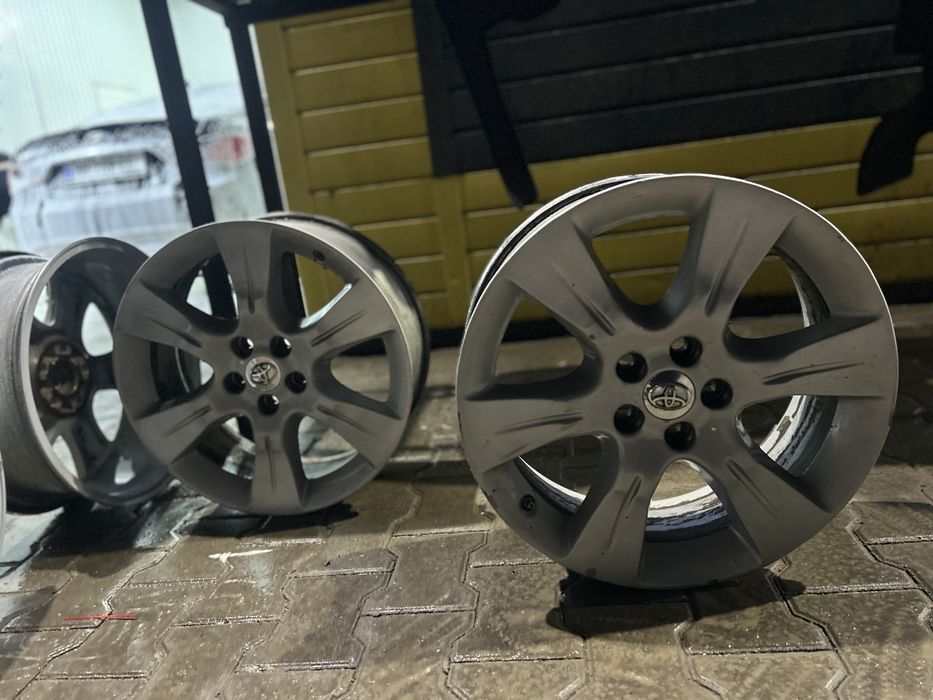 Титанка тойота сиена.