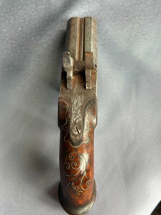 Уникален стар двуцевен пищов, сребърни набивки