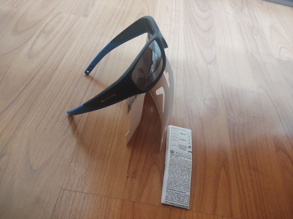 Vând ochelari de soare pentru copii