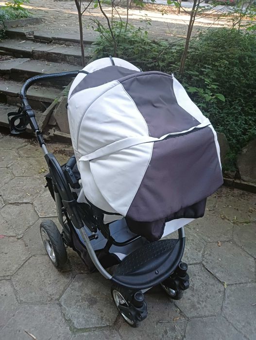 Бебешка количка бяла с черно  с летни подложки, сенник и зимно чувалче