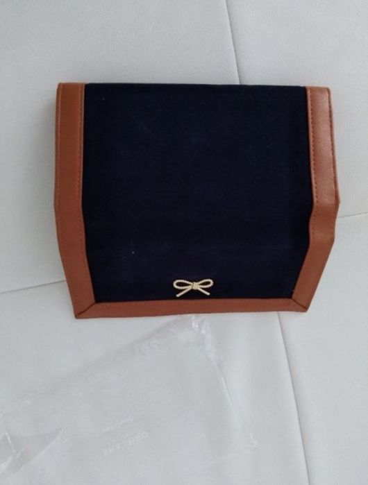 Vând portofel dama,piele ecologica, produs de calitate superioara.