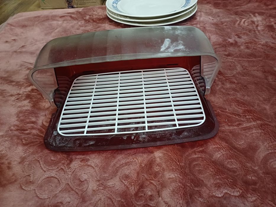 Этажерки ,хлебница ,кастрюли.