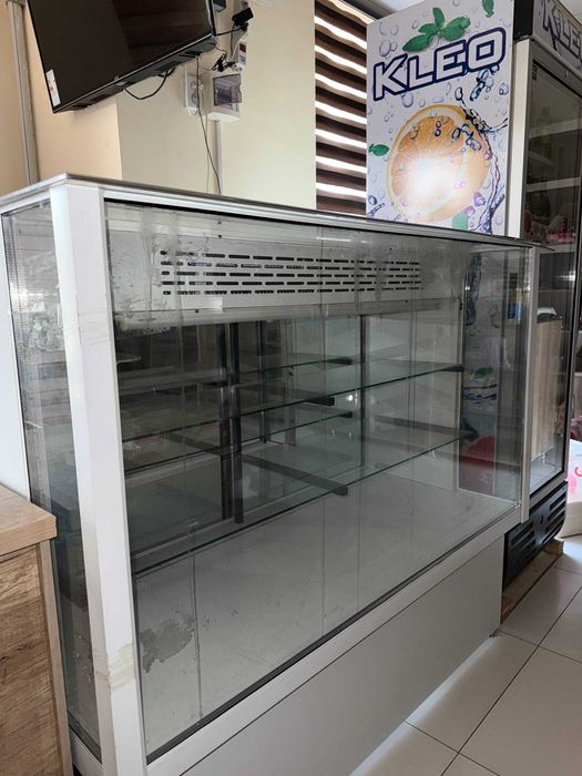 Vitrina pishiriq va boshqa xolodilniklar sotilati holati 100% ideal