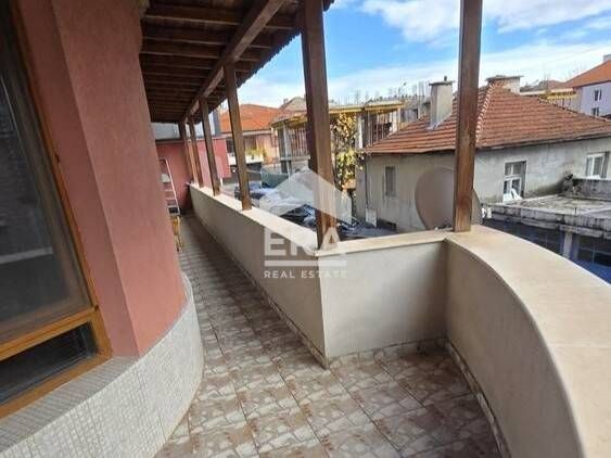 Луксозен тристаен апартамент в кв.Дружба