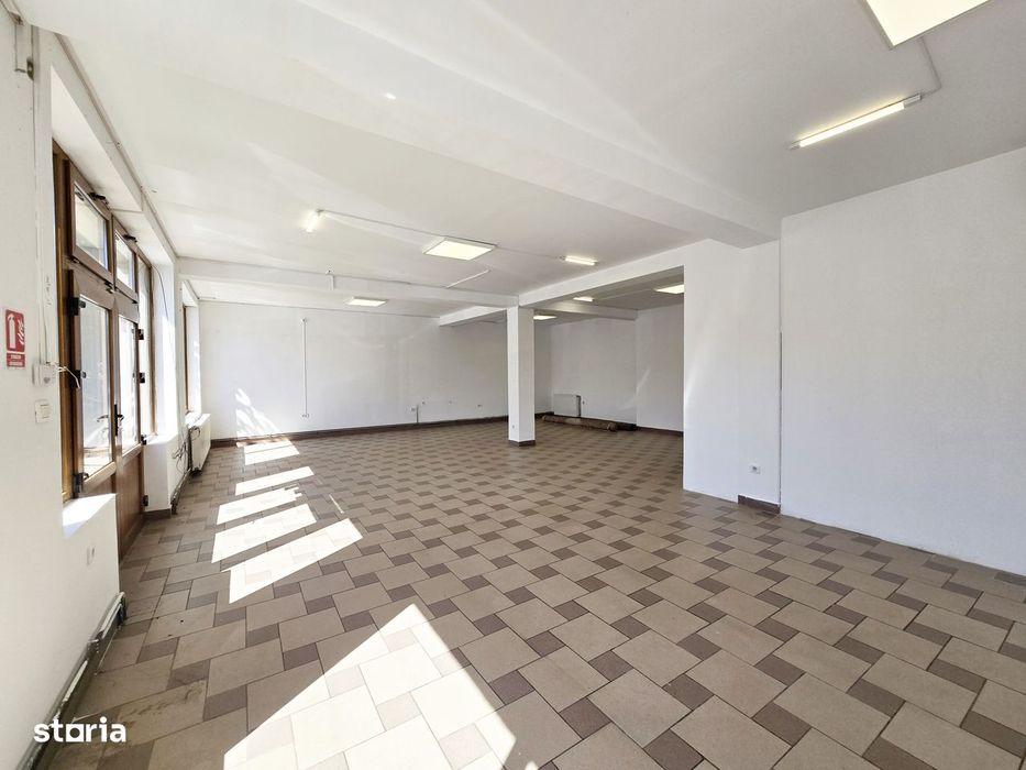 Spatiu comercial de inchiriat cu vitrina si parcare – Str. Ioan Ratiu