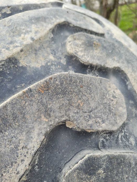 Vand anvelope buldoexcavator 16.9 R28(440/80 R28) si 400/70 R20