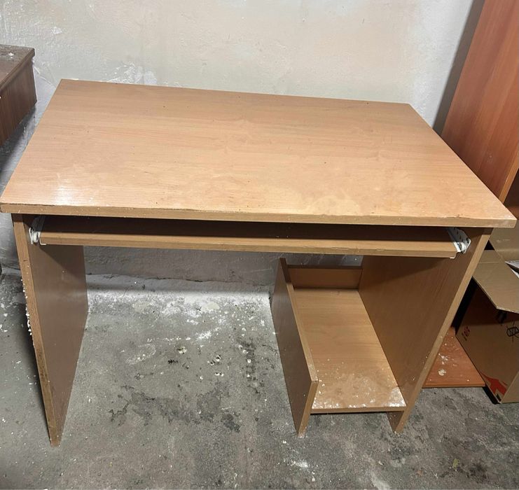 Две дървени бюра за офис/детска стая, продават се отделно