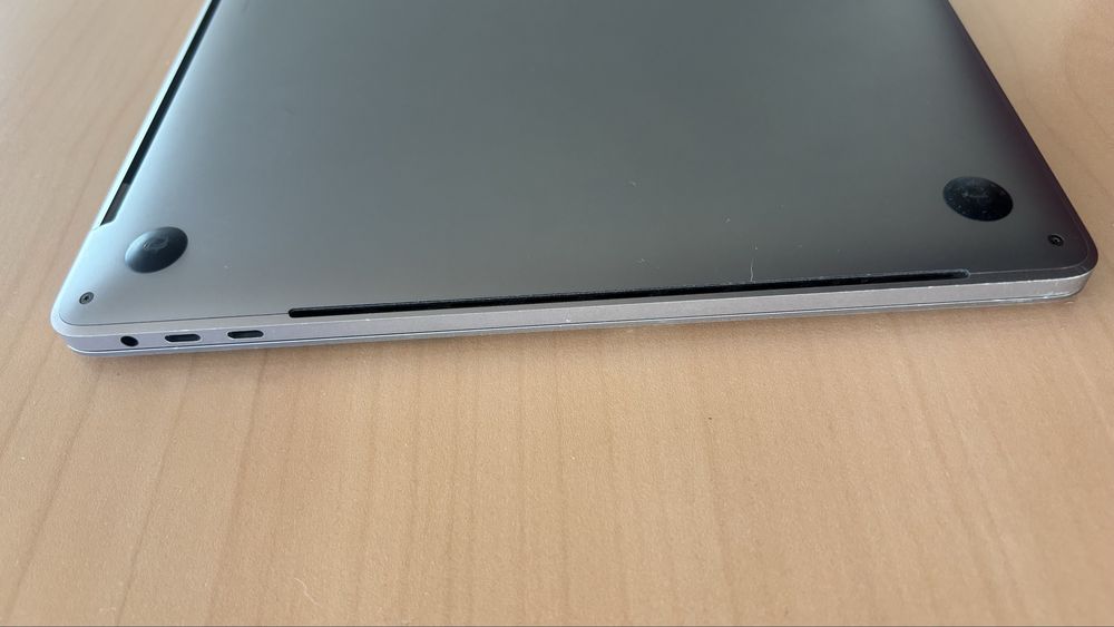 Apple MacBook Pro 15 inch Silver Gray Touch Bar, 2016, i7, 16 GB RAM, 250 GB SSD, Placa Video Intel HD Graphics 530 1536 MB