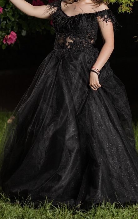 Черна бална рокля с тюл
