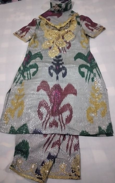 Ayollar atlas kiyimi