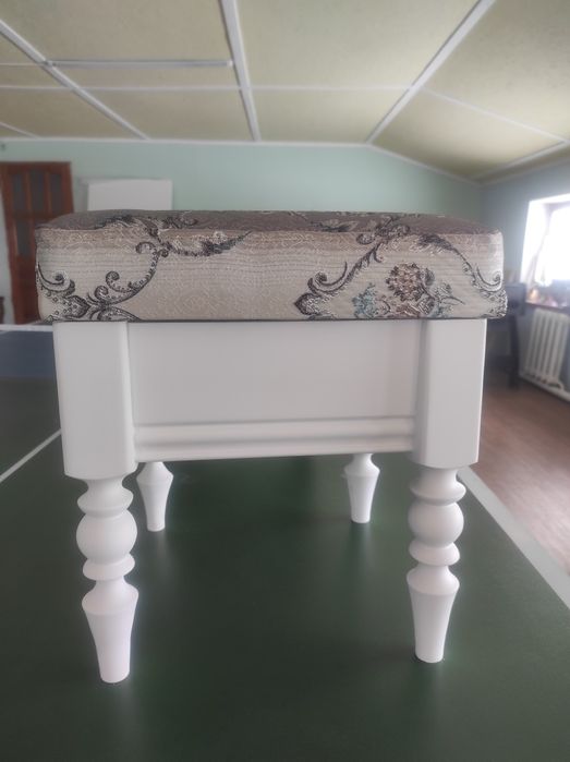 Пуфик  для прихожей на точёных ножках