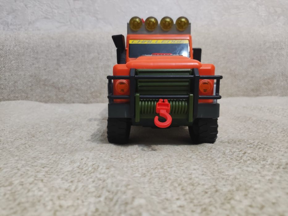 Игрушечный внедорожник