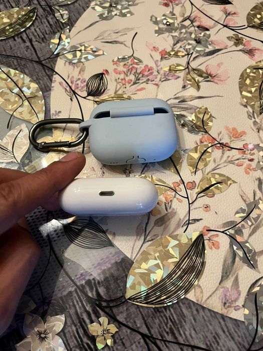 Vand airpods pro in stare foarte buna + husa !