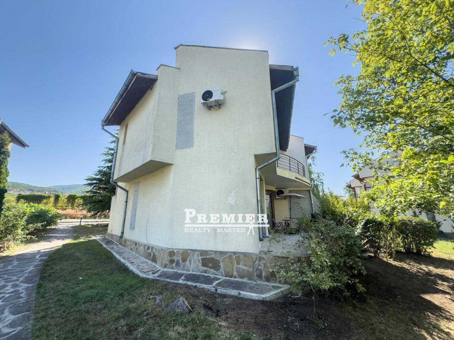 Продава се напълно оборудвана и обзаведена двуетажна къща