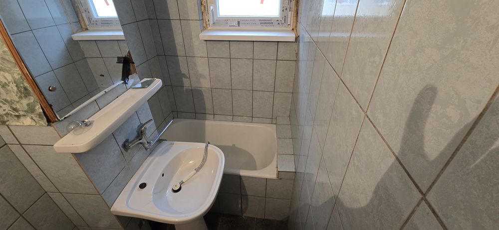 Inchiriez 3 camere bloc vechi